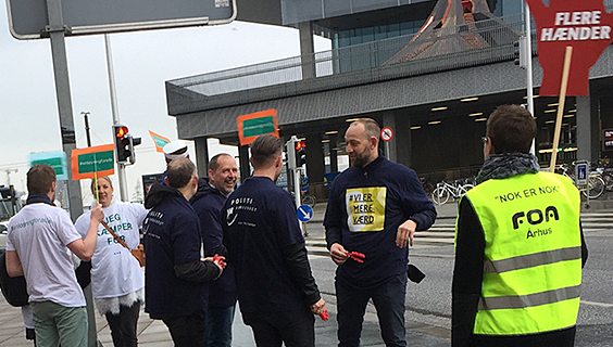 Aktivister fra FOA Århus og andre faggrupper var også på gaden her til morgen. 